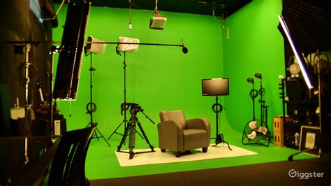 Photo-Video Studio with Pre-Lit Green Screen Stage | Rent this location on Giggster