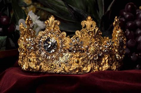 Lavish Dolce And Gabbana Crown Is The Perfect Christmas T