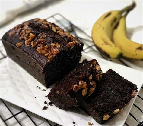 Banana, brownie mix, chocolate frosting, chopped walnuts, chocolate chips. Chocolate Banana and Walnut Olive Oil Pound Cake in 2020 | Banana pound cakes, Chocolate banana ...