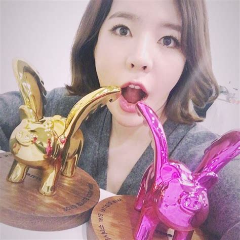 Sunny And Her Adorable Photos With Snsd S Trophies From The 2016 Style Icon Asia Girls