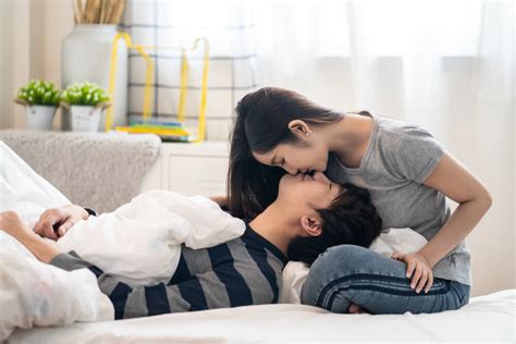 7 Rahasia Ciuman Untuk Perkawinan Yang Hot Moms Indonesia