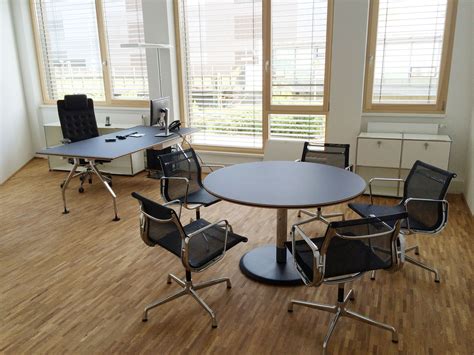 Schreibtisch, sideboard und schränke in edler optik. Einrichtung Chefbüro