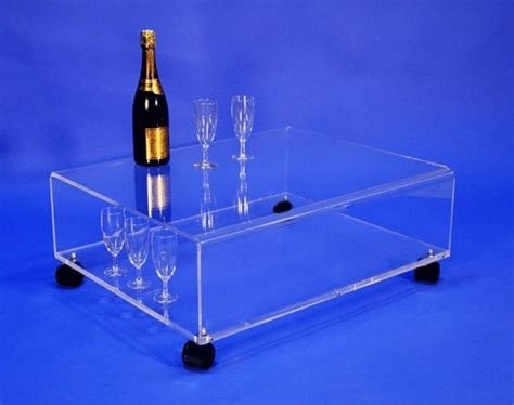 Table basse plexiglas ~ pmma poliedrica s r l arredamento e lavorazione plexiglas poliedrica s r l lavorazione plexiglass pmma operiamo ormai da molti anni nel campo della lavorazione delle materie plastiche più precisamente quello di cui la poliedrica s r l si occupa è la lavorazione del plexiglass o. Table basse en plexiglas sur roulettes : Commandez sur ...