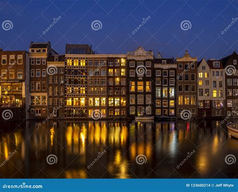 Nederlandse Huizen Op Damrak In Amsterdam Redactionele Stock Afbeelding