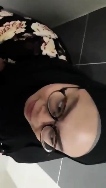 Hijab Berkacamata Jago Nyepong Crot Di Mulut