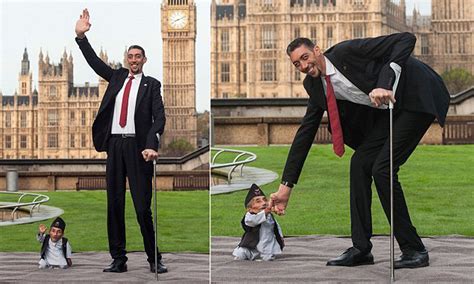 World S Tallest Man Meets World S Shortest Man Cnn Co