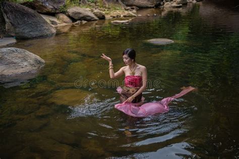 Rainha Do Naga Imagem De Stock Imagem De Escultura Mulher 80074195