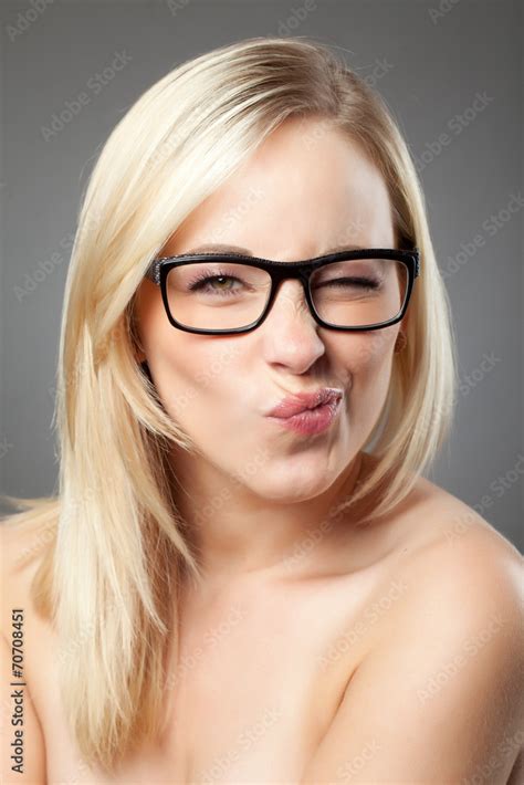 Blonde Frau trägt Brille Stock Foto Adobe Stock