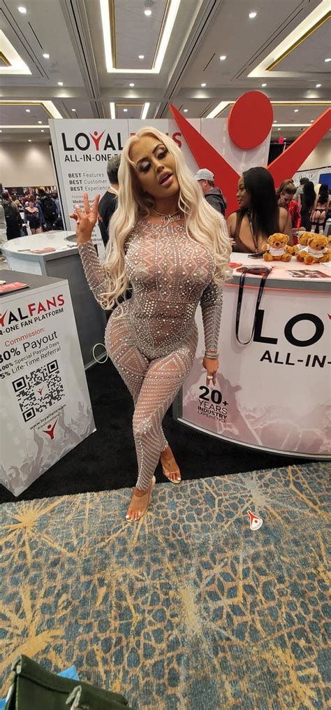 🇧🇧waine🇺🇸 On Twitter Daniibanks At The Realloyalfans Booth At The
