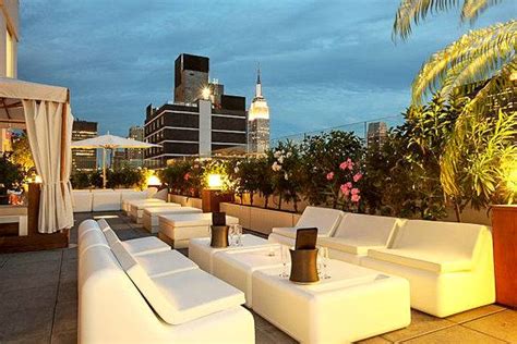 This outside rooftop bar with igloos and fabulous views of manhattan is an experience! Top 5 Rooftop Bars & Gardens in Manhattan, New York City ...