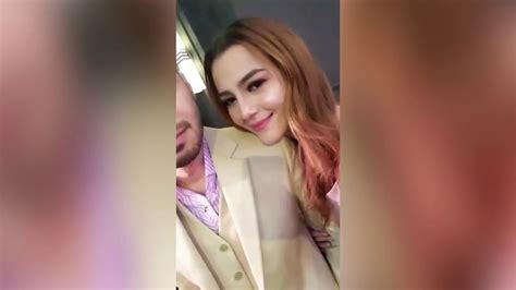 Tahniah sekali lagi kepada pasangan ini diatas kelahiran cahaya mata sulung mereka. Juliana Evans dapat ciuman dari suami Tengku Shariffuddin ...