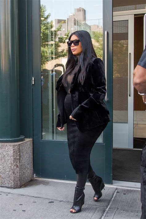 Kim Kardashian aposta em look grávida gótica no sétimo mês Vogue