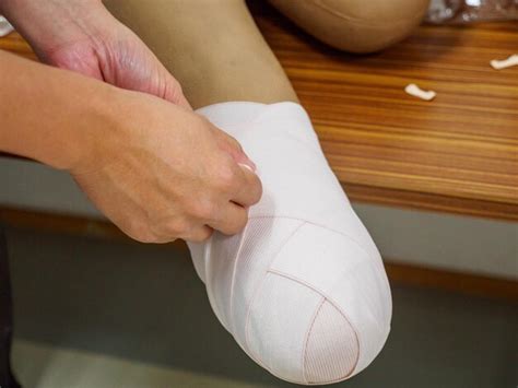 Premium Photo Orthopedic Surgeon Stump Bandages A Below Knee