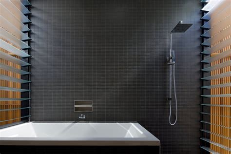 How To Master The Black Bathroom Trend Pivotech