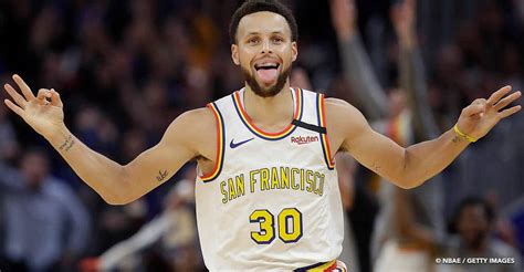 Curry definition, a pungent dish of vegetables, onions, meat or fish, etc., flavored with various spices or curry powder, and often eaten with rice. Stephen Curry, son jeu vers une nouvelle évolution