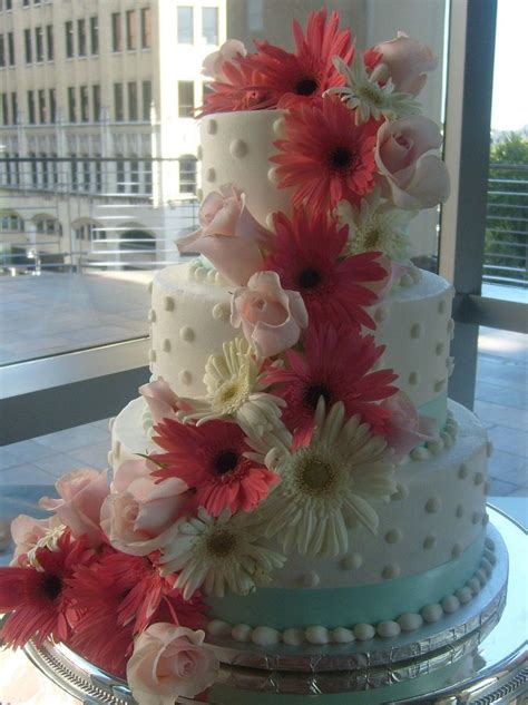 Gerber Daisy Cakes Gerber Daisy Wedding Cake — Round Wedding Cakes