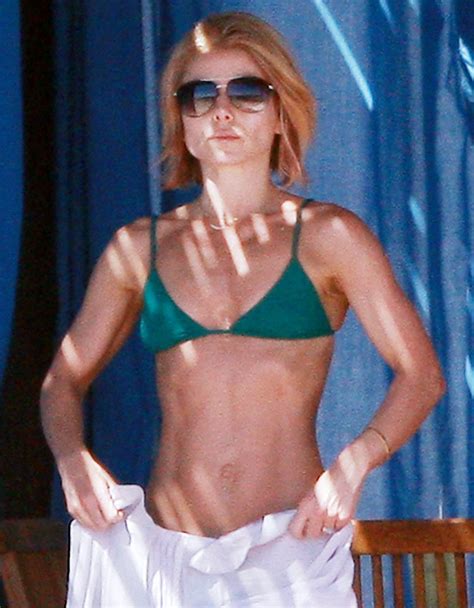 Kelly Ripa 43 Bares Amazing Bikini Body In Mexico With Husband Mark