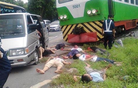 Kadar kemalangan jalan raya di malaysia yang masih tinggi disifatkan sebagai punca daripada sikap pengguna jalan raya itu sendiri. Foto Gambar mayat bergelimpangan di atas jalan raya di ...