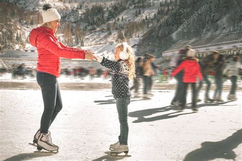 Familia Feliz Patinaje Sobre Hielo Al Aire Libre En Pista De Patinaje