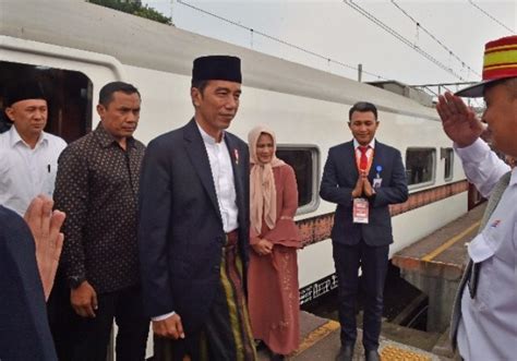 Kunjungan Presiden Jokowi Ke Karawang Disambut Meriah Para Pelajar