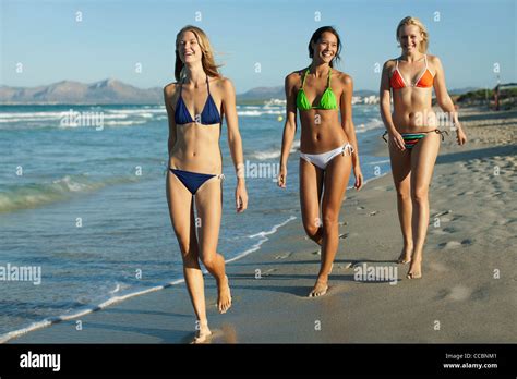 Les Femmes En Bikini Walking On Beach Photo Stock Alamy