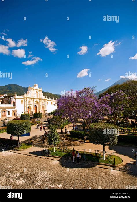 la antigua guatemala la catedral de santiago con vistas a parque central visto desde el