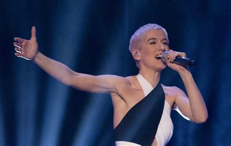 eurovision song contest un pazzo sale sul palco e strappa il microfono alla cantante dell uk