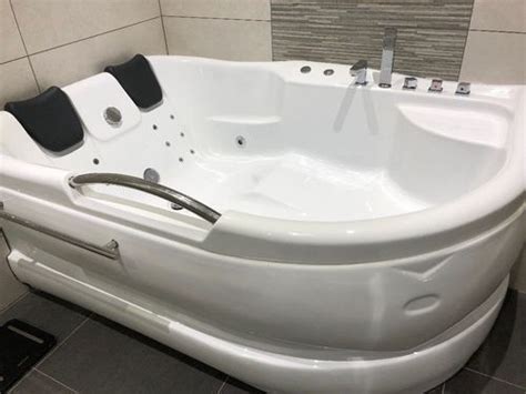 Thanks to the different models, such a whirlpool can be implemented in almost any garden. Off White Jacuzzi Whirlpool Bathtubs, Rs 98000 /piece, K.K ...