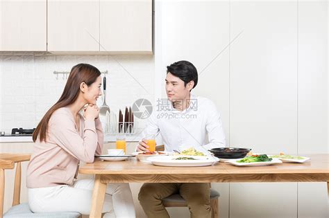 年轻夫妻在家吃饭高清图片下载 正版图片500813145 摄图网