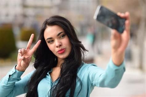 The Real Reason Why You Look Different In Selfies Selfie Cara Musely