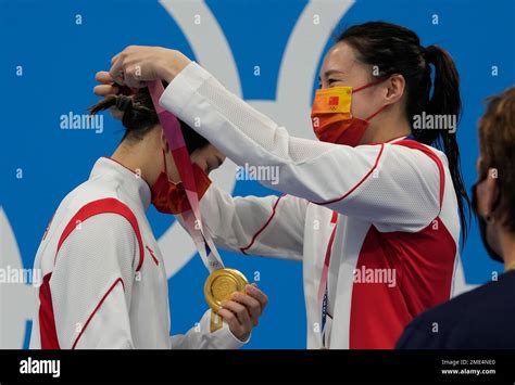 Shi Tingmao And Wang Han Of China Hold Their Gold Medals After The