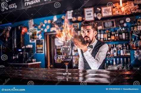 Der Barmann Kreiert Hinter Der Bar Einen Cocktail Stockbild Bild Von