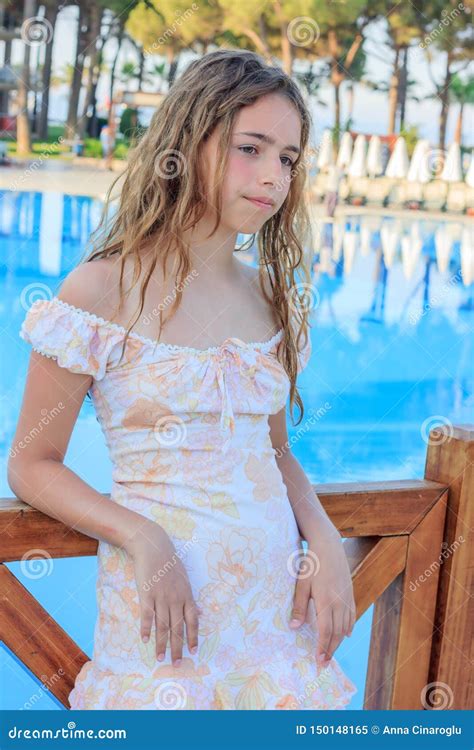 逗人喜爱的青少年的女孩一件浪漫礼服的和有长发的在桥梁站立在水池旁边 库存图片 图片 包括有 梦想 布琼布拉 150148165