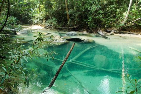 Ia merupakan pusat peranginan yang terkenal dan cukup relaks di malaysia dengan pasir putihnya, terletak di perairan laut china selatan merupakan salah satu daripada sembilan buah pulau yang membentuk taman laut. 11 Tempat Menarik Di Terengganu, Ramai Tak Tahu!