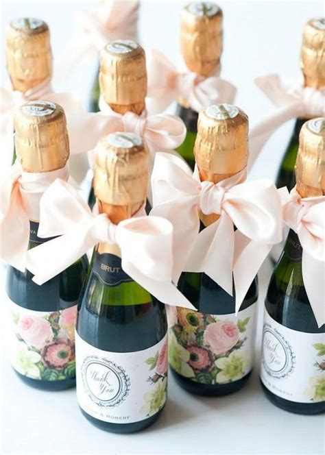 10 Wedding Favors Your Guests Wont Hate 2368152 Weddbook