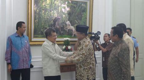 Berbaju Batik Prabowo Temui JK Di Istana Wapres
