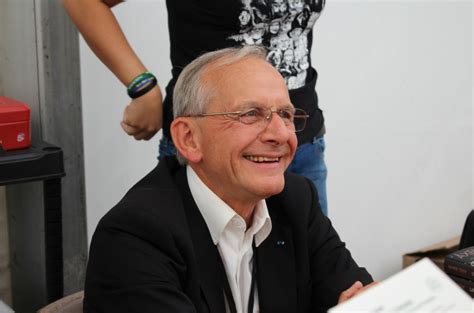 Le médecin généticien et essayiste axel kahn est décédé, a annoncé ce mardi la ligue contre le cancer. Atteint d'un cancer, le chercheur Axel Kahn livre une ...