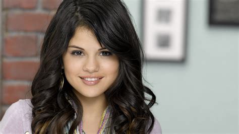 1680x1050 Selena Gomez Face Singer Brunette Smile Wallpaper 