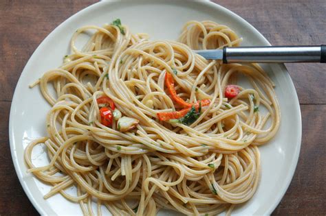 While the water is coming to a boil, sauté the garlic in the olive oil, along with the peperoncino, on low heat until the garlic is lightly golden brown, then turn off the heat. Badylarnia: Spaghetti aglio olio e peperoncino con pesto basilico