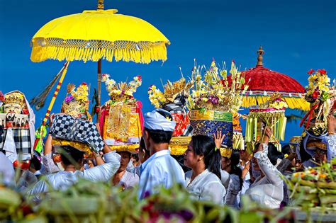 We all know that nothing says raya like a hearty spread of rendang, ketupat and lodeh, prepared by the chefs at home! Daftar Hari Raya Umat Hindu Bali Tahun 2021 - Loker Bali ...