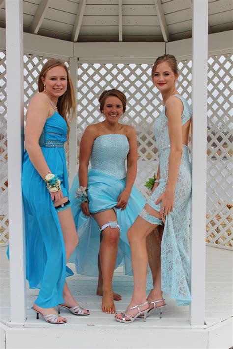16 Prom Picture Ideas For Friends 2022