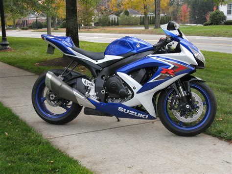 The only electronics on the gsxr 750 is the drive mode selector, which allows the rider to adjust the engine power delivery according to the riding conditions. 2008 Suzuki GSX-R 750: pics, specs and information ...