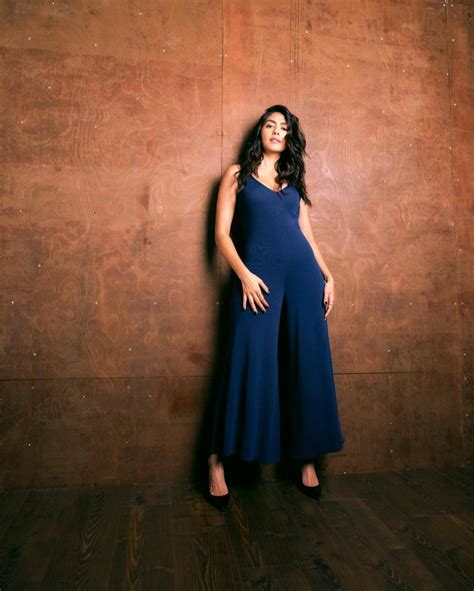 मृणाल ठाकुर की बोल्ड तस्वीरों ने किया धमाका ब्लू ड्रेस में लगीं कमाल की खूबसूरत Bold