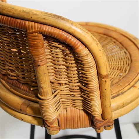 This bar stool's seat is woven of natural rattan and the frame is handmade of wood. Pair of Vintage Swivel Woven Rattan Bar Stool, 1960s ...