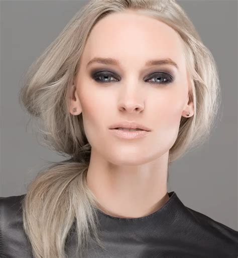 Eyeshadow trends come and go, but wanting to try new beauty looks will certainly last forever. Makeup Tips For Green Eyes And Pale Skin And Blonde Hair ...
