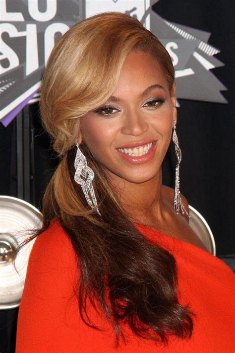 Beyoncé Wavy Honey Blonde Ponytail Side Part Two Tone Hairstyle
