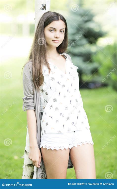 Muchacha Adolescente Hermosa Al Aire Libre Imagen De Archivo Imagen