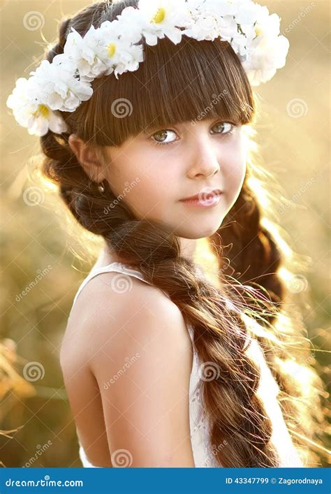 Ritratto Di Bella Bambina Immagine Stock Immagine Di Bambino