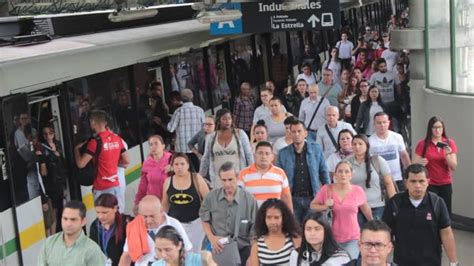 Ad Medellin Colombia May 1 2018 Crowd Disembarking From Medellin Metro During Rush Hour
