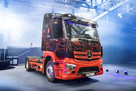 Daimler Hands Over First Of Six Eactros Tractors To Logistik